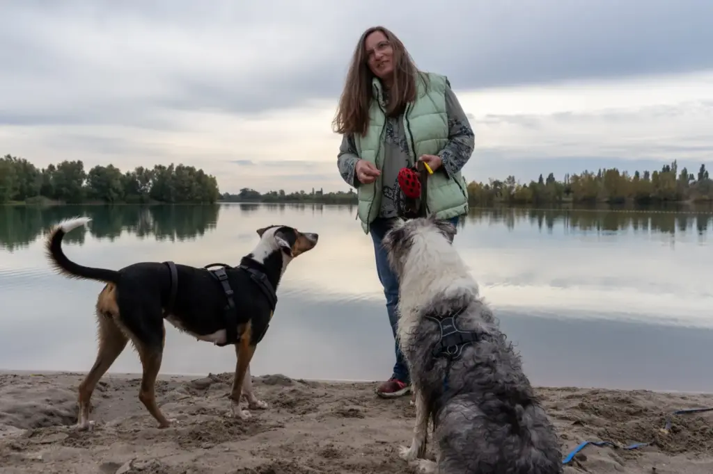 Monika Schatz mit ihren Hunden am See